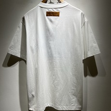 LouisVuitt*路易*登 2026春夏全新系列单品上线,非常时髦前卫的一款男女同款短袖T恤,标识l LouisVuitt*路易*登 2026春夏全新系列单品上线,非常时髦前卫的一款男女同款短袖T恤,标识l