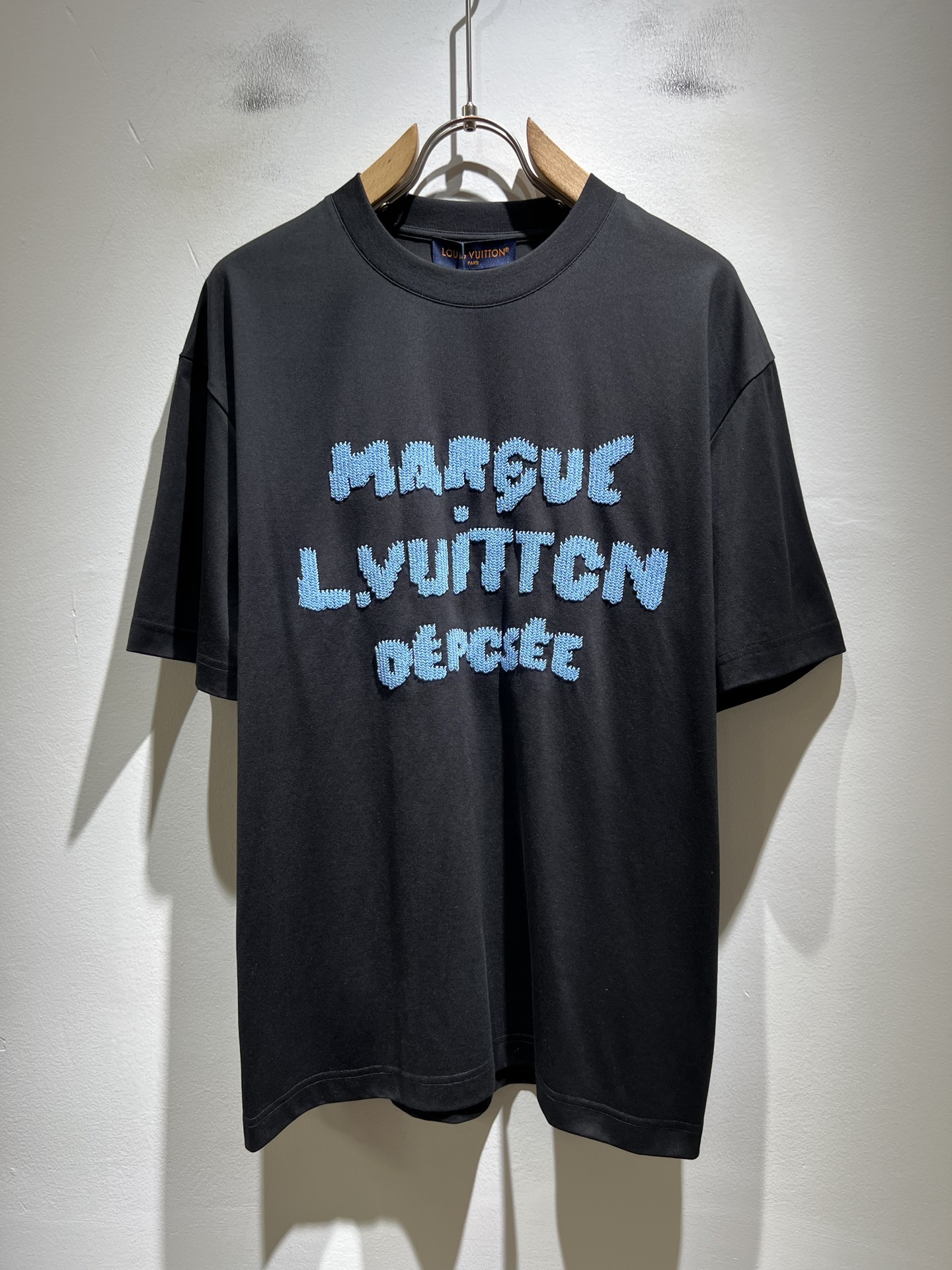 LouisVuitt*路易*登 2026春夏全新系列单品上线，非常时髦前卫的一款男女同款短袖T恤，标识l