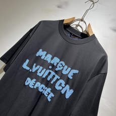LouisVuitt*路易*登 2026春夏全新系列单品上线,非常时髦前卫的一款男女同款短袖T恤,标识l LouisVuitt*路易*登 2026春夏全新系列单品上线,非常时髦前卫的一款男女同款短袖T恤,标识l
