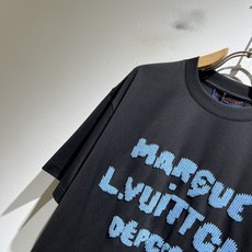 LouisVuitt*路易*登 2026春夏全新系列单品上线,非常时髦前卫的一款男女同款短袖T恤,标识l LouisVuitt*路易*登 2026春夏全新系列单品上线,非常时髦前卫的一款男女同款短袖T恤,标识l
