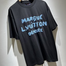 LouisVuitt*路易*登 2026春夏全新系列单品上线,非常时髦前卫的一款男女同款短袖T恤,标识l LouisVuitt*路易*登 2026春夏全新系列单品上线,非常时髦前卫的一款男女同款短袖T恤,标识l
