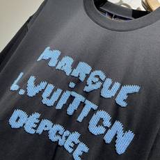 LouisVuitt*路易*登 2026春夏全新系列单品上线,非常时髦前卫的一款男女同款短袖T恤,标识l LouisVuitt*路易*登 2026春夏全新系列单品上线,非常时髦前卫的一款男女同款短袖T恤,标识l