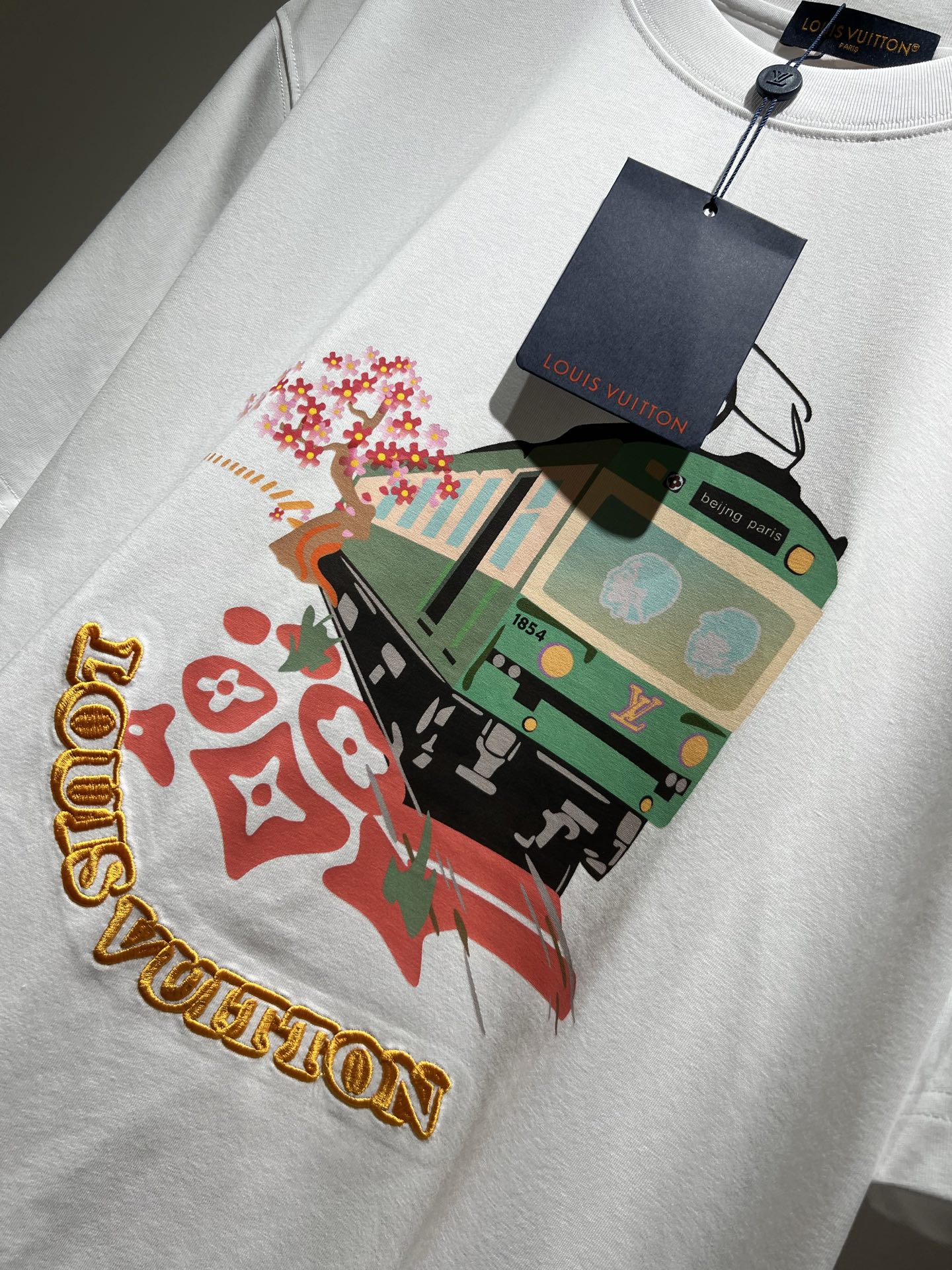 LouisVuitt*路易*登 2026春夏全新系列单品上线，非常时髦前卫的一款男女同款短袖T恤，标识l