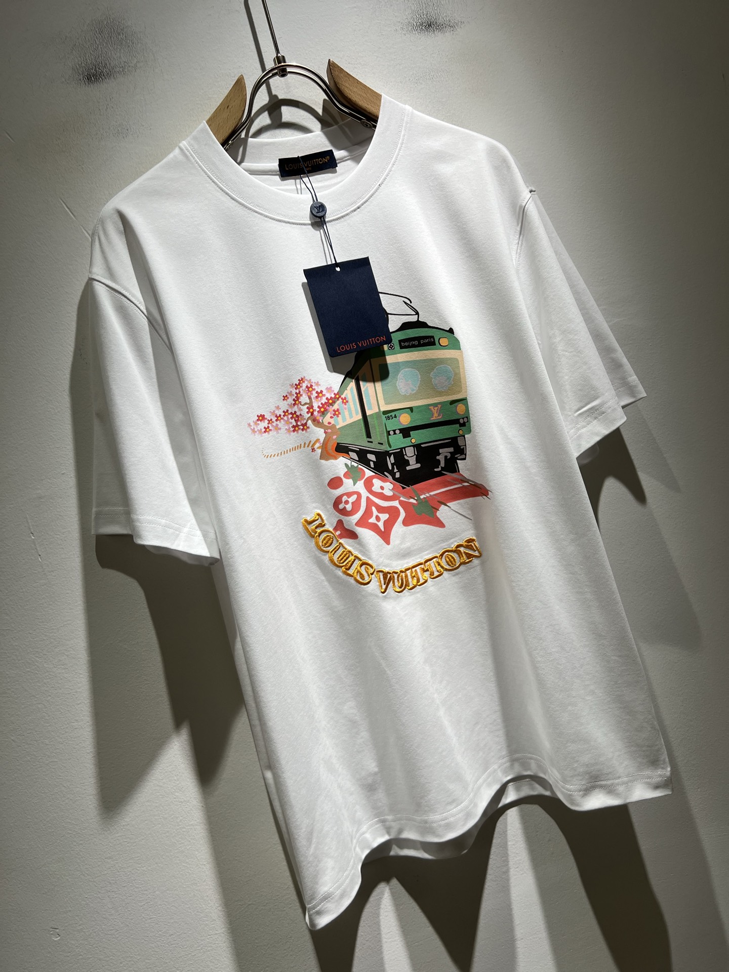 LouisVuitt*路易*登 2026春夏全新系列单品上线，非常时髦前卫的一款男女同款短袖T恤，标识l