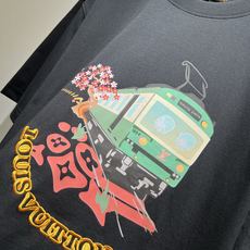 LouisVuitt*路易*登 2026春夏全新系列单品上线,非常时髦前卫的一款男女同款短袖T恤,标识l LouisVuitt*路易*登 2026春夏全新系列单品上线,非常时髦前卫的一款男女同款短袖T恤,标识l