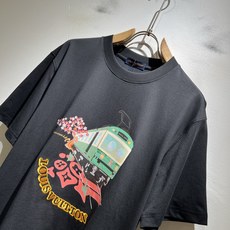 LouisVuitt*路易*登 2026春夏全新系列单品上线,非常时髦前卫的一款男女同款短袖T恤,标识l LouisVuitt*路易*登 2026春夏全新系列单品上线,非常时髦前卫的一款男女同款短袖T恤,标识l