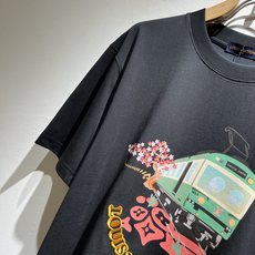 LouisVuitt*路易*登 2026春夏全新系列单品上线,非常时髦前卫的一款男女同款短袖T恤,标识l LouisVuitt*路易*登 2026春夏全新系列单品上线,非常时髦前卫的一款男女同款短袖T恤,标识l