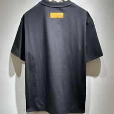 LouisVuitt*路易*登 2026春夏全新系列单品上线,非常时髦前卫的一款男女同款短袖T恤,标识l LouisVuitt*路易*登 2026春夏全新系列单品上线,非常时髦前卫的一款男女同款短袖T恤,标识l