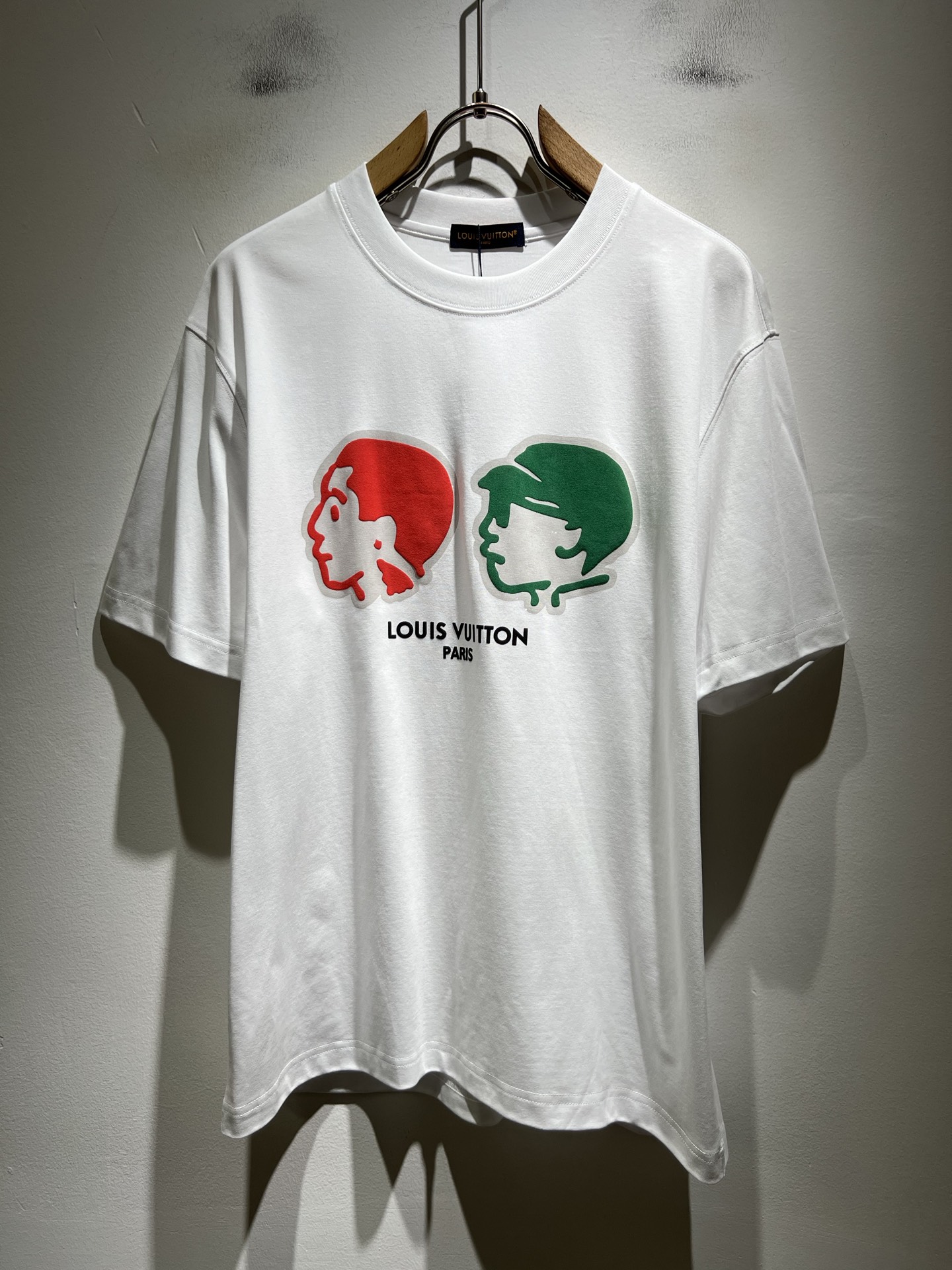 LouisVuitt*路易*登 2026春夏全新系列单品上线，非常时髦前卫的一款男女同款短袖T恤，标识l