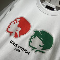 LouisVuitt*路易*登 2026春夏全新系列单品上线,非常时髦前卫的一款男女同款短袖T恤,标识l LouisVuitt*路易*登 2026春夏全新系列单品上线,非常时髦前卫的一款男女同款短袖T恤,标识l