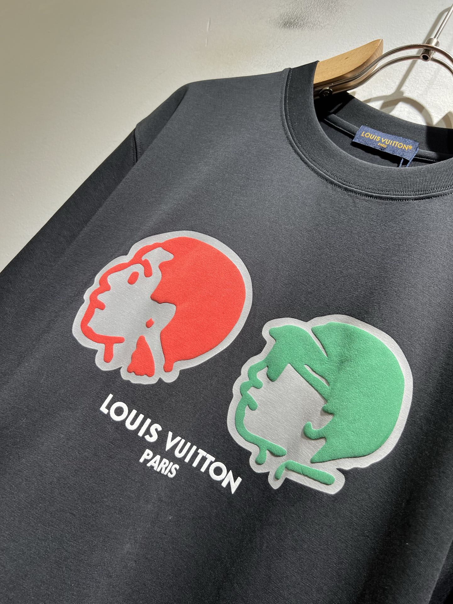 LouisVuitt*路易*登 2026春夏全新系列单品上线，非常时髦前卫的一款男女同款短袖T恤，标识l