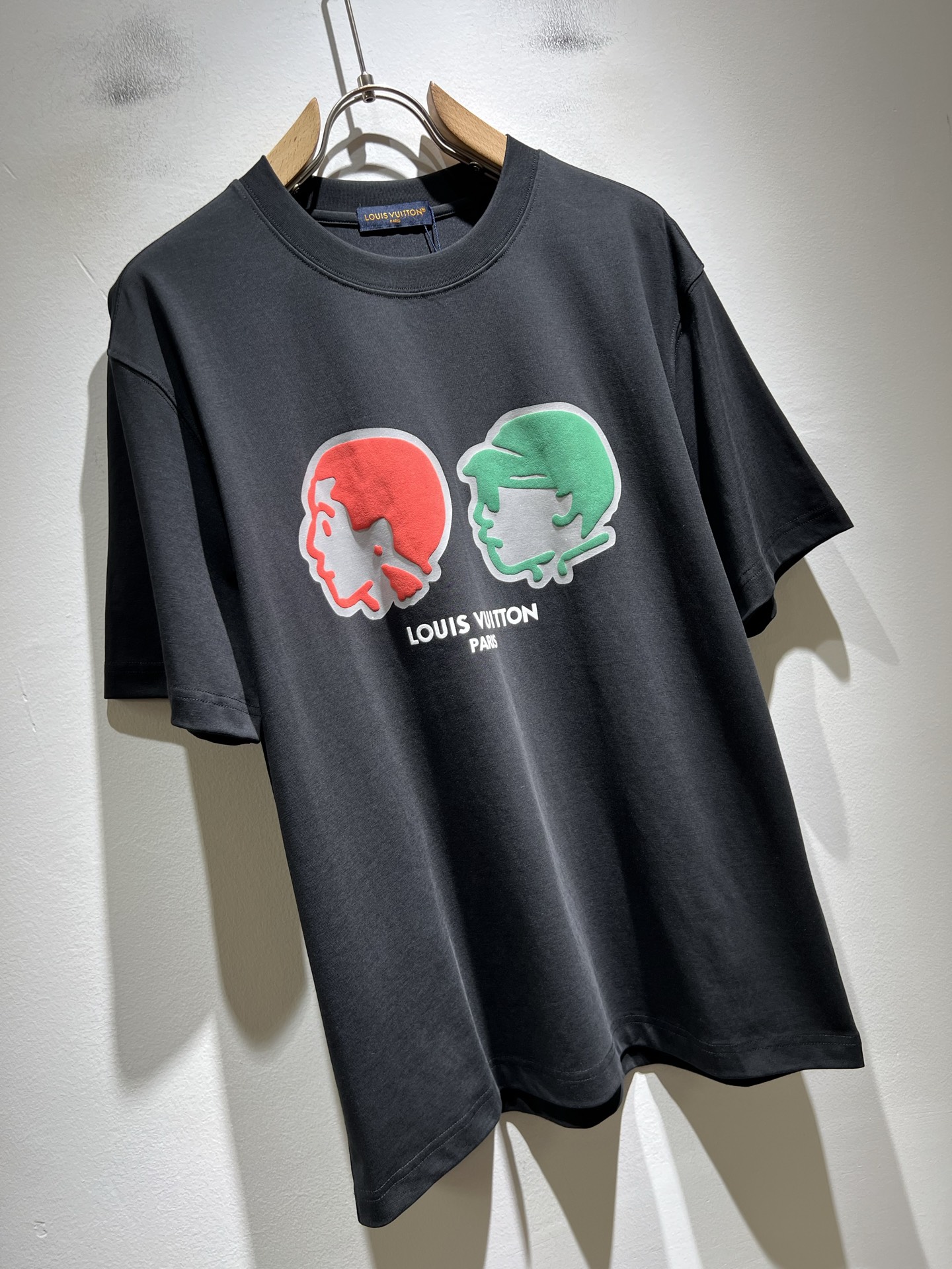 LouisVuitt*路易*登 2026春夏全新系列单品上线，非常时髦前卫的一款男女同款短袖T恤，标识l