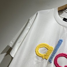 Alo2026春夏全新系列单品上线,非常时髦前卫的一款男女同款短袖T恤,标识logo图案刺绣修饰!区别于 Alo2026春夏全新系列单品上线,非常时髦前卫的一款男女同款短袖T恤,标识logo图案刺绣修饰!区别于