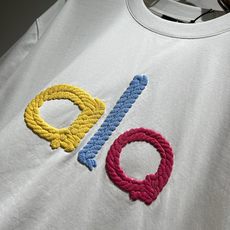 Alo2026春夏全新系列单品上线,非常时髦前卫的一款男女同款短袖T恤,标识logo图案刺绣修饰!区别于 Alo2026春夏全新系列单品上线,非常时髦前卫的一款男女同款短袖T恤,标识logo图案刺绣修饰!区别于