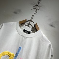 Alo2026春夏全新系列单品上线,非常时髦前卫的一款男女同款短袖T恤,标识logo图案刺绣修饰!区别于 Alo2026春夏全新系列单品上线,非常时髦前卫的一款男女同款短袖T恤,标识logo图案刺绣修饰!区别于