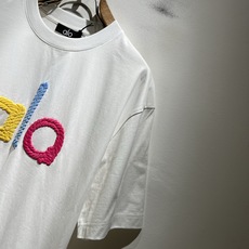 Alo2026春夏全新系列单品上线,非常时髦前卫的一款男女同款短袖T恤,标识logo图案刺绣修饰!区别于 Alo2026春夏全新系列单品上线,非常时髦前卫的一款男女同款短袖T恤,标识logo图案刺绣修饰!区别于