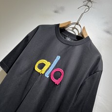 Alo2026春夏全新系列单品上线,非常时髦前卫的一款男女同款短袖T恤,标识logo图案刺绣修饰!区别于 Alo2026春夏全新系列单品上线,非常时髦前卫的一款男女同款短袖T恤,标识logo图案刺绣修饰!区别于