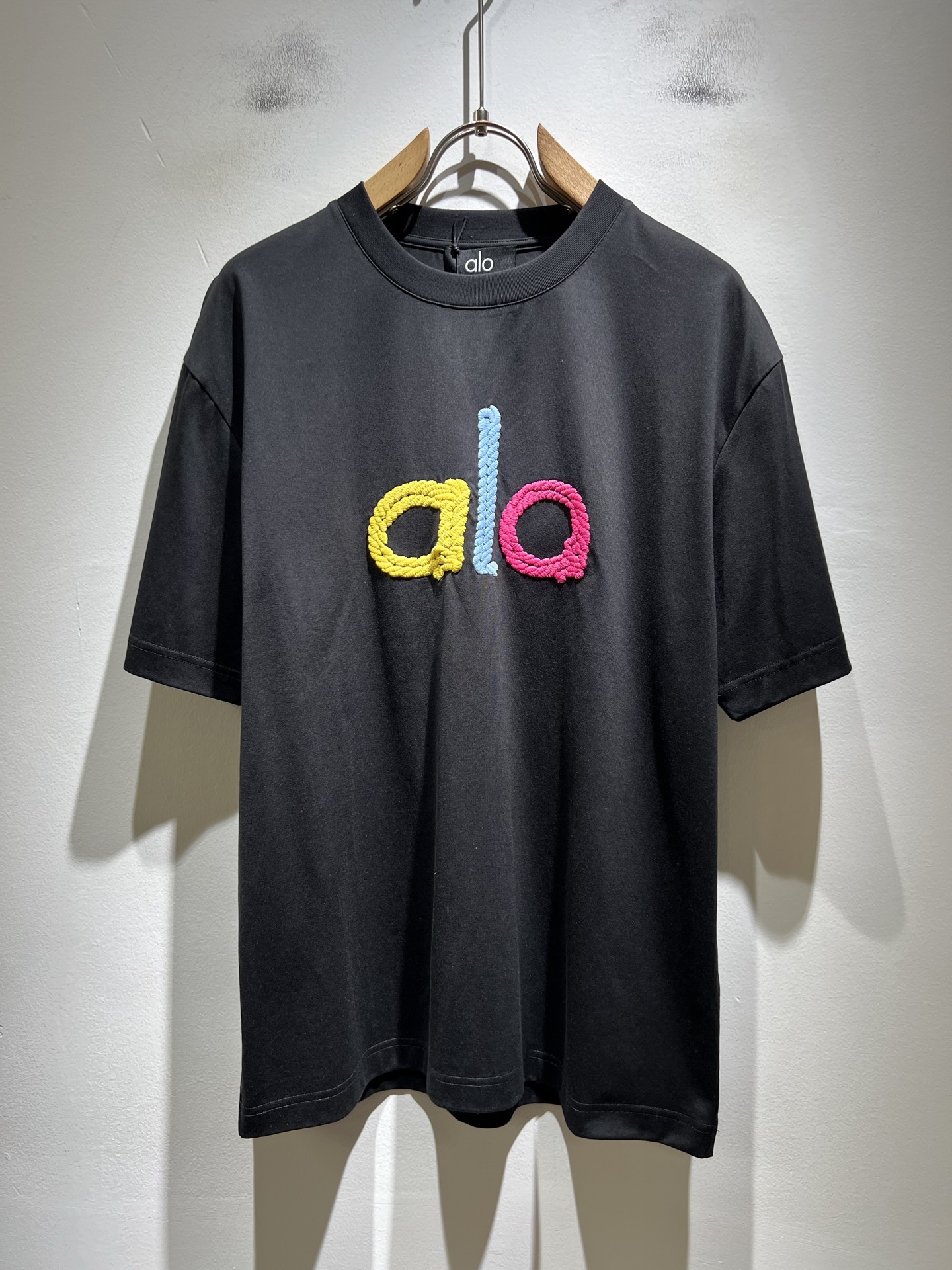 Alo2026春夏全新系列单品上线，非常时髦前卫的一款男女同款短袖T恤，标识logo图案刺绣修饰！区别于