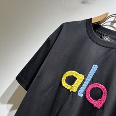 Alo2026春夏全新系列单品上线,非常时髦前卫的一款男女同款短袖T恤,标识logo图案刺绣修饰!区别于 Alo2026春夏全新系列单品上线,非常时髦前卫的一款男女同款短袖T恤,标识logo图案刺绣修饰!区别于