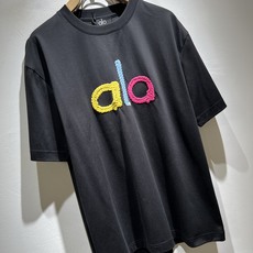 Alo2026春夏全新系列单品上线,非常时髦前卫的一款男女同款短袖T恤,标识logo图案刺绣修饰!区别于 Alo2026春夏全新系列单品上线,非常时髦前卫的一款男女同款短袖T恤,标识logo图案刺绣修饰!区别于
