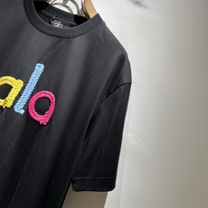 Alo2026春夏全新系列单品上线,非常时髦前卫的一款男女同款短袖T恤,标识logo图案刺绣修饰!区别于 Alo2026春夏全新系列单品上线,非常时髦前卫的一款男女同款短袖T恤,标识logo图案刺绣修饰!区别于