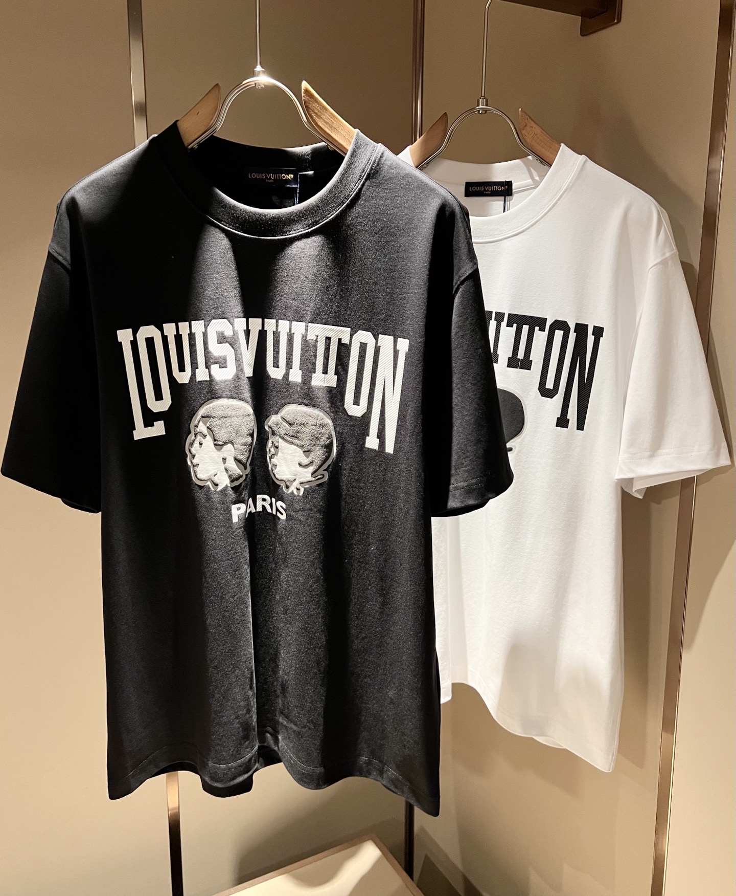 LouisVuitt*路易*登 2026春夏全新系列单品上线，非常时髦前卫的一款男女同款短袖T恤，标识l