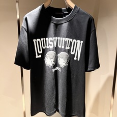 LouisVuitt*路易*登 2026春夏全新系列单品上线,非常时髦前卫的一款男女同款短袖T恤,标识l LouisVuitt*路易*登 2026春夏全新系列单品上线,非常时髦前卫的一款男女同款短袖T恤,标识l