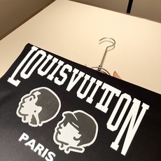 LouisVuitt*路易*登 2026春夏全新系列单品上线,非常时髦前卫的一款男女同款短袖T恤,标识l LouisVuitt*路易*登 2026春夏全新系列单品上线,非常时髦前卫的一款男女同款短袖T恤,标识l