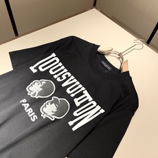 LouisVuitt*路易*登 2026春夏全新系列单品上线,非常时髦前卫的一款男女同款短袖T恤,标识l LouisVuitt*路易*登 2026春夏全新系列单品上线,非常时髦前卫的一款男女同款短袖T恤,标识l