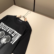 LouisVuitt*路易*登 2026春夏全新系列单品上线,非常时髦前卫的一款男女同款短袖T恤,标识l LouisVuitt*路易*登 2026春夏全新系列单品上线,非常时髦前卫的一款男女同款短袖T恤,标识l