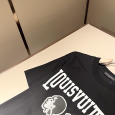LouisVuitt*路易*登 2026春夏全新系列单品上线,非常时髦前卫的一款男女同款短袖T恤,标识l LouisVuitt*路易*登 2026春夏全新系列单品上线,非常时髦前卫的一款男女同款短袖T恤,标识l