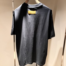 LouisVuitt*路易*登 2026春夏全新系列单品上线,非常时髦前卫的一款男女同款短袖T恤,标识l LouisVuitt*路易*登 2026春夏全新系列单品上线,非常时髦前卫的一款男女同款短袖T恤,标识l