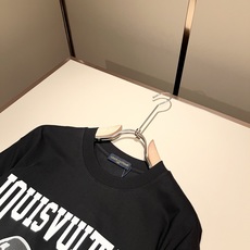 LouisVuitt*路易*登 2026春夏全新系列单品上线,非常时髦前卫的一款男女同款短袖T恤,标识l LouisVuitt*路易*登 2026春夏全新系列单品上线,非常时髦前卫的一款男女同款短袖T恤,标识l