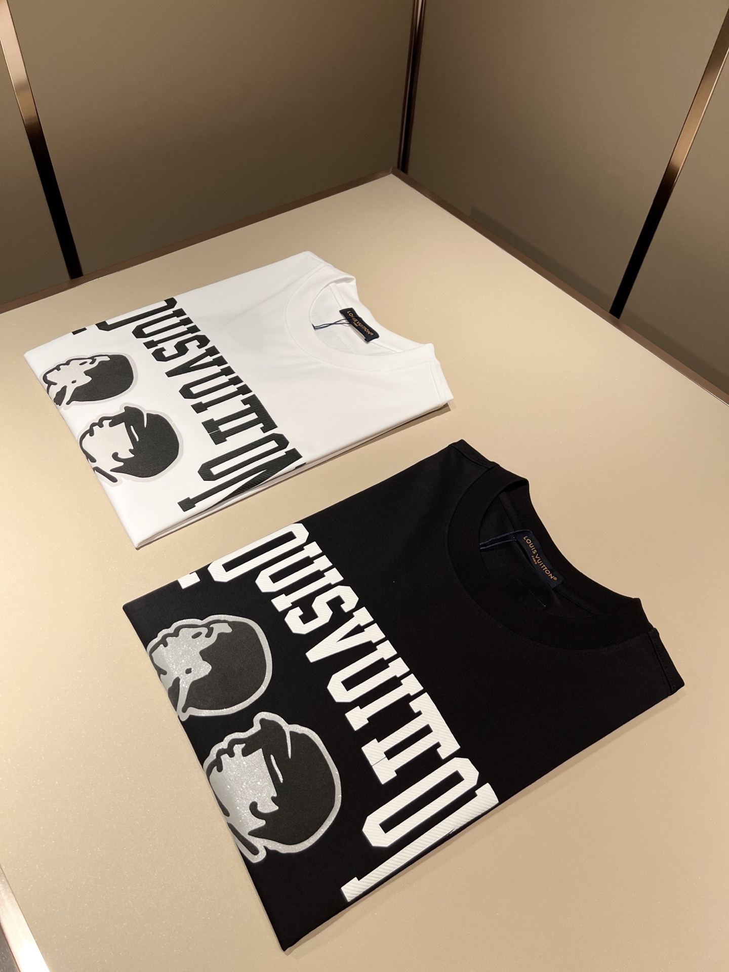 LouisVuitt*路易*登 2026春夏全新系列单品上线，非常时髦前卫的一款男女同款短袖T恤，标识l