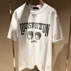 LouisVuitt*路易*登 2026春夏全新系列单品上线,非常时髦前卫的一款男女同款短袖T恤,标识l LouisVuitt*路易*登 2026春夏全新系列单品上线,非常时髦前卫的一款男女同款短袖T恤,标识l