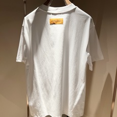 LouisVuitt*路易*登 2026春夏全新系列单品上线,非常时髦前卫的一款男女同款短袖T恤,标识l LouisVuitt*路易*登 2026春夏全新系列单品上线,非常时髦前卫的一款男女同款短袖T恤,标识l