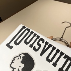 LouisVuitt*路易*登 2026春夏全新系列单品上线,非常时髦前卫的一款男女同款短袖T恤,标识l LouisVuitt*路易*登 2026春夏全新系列单品上线,非常时髦前卫的一款男女同款短袖T恤,标识l