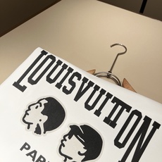 LouisVuitt*路易*登 2026春夏全新系列单品上线,非常时髦前卫的一款男女同款短袖T恤,标识l LouisVuitt*路易*登 2026春夏全新系列单品上线,非常时髦前卫的一款男女同款短袖T恤,标识l