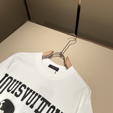 LouisVuitt*路易*登 2026春夏全新系列单品上线,非常时髦前卫的一款男女同款短袖T恤,标识l LouisVuitt*路易*登 2026春夏全新系列单品上线,非常时髦前卫的一款男女同款短袖T恤,标识l