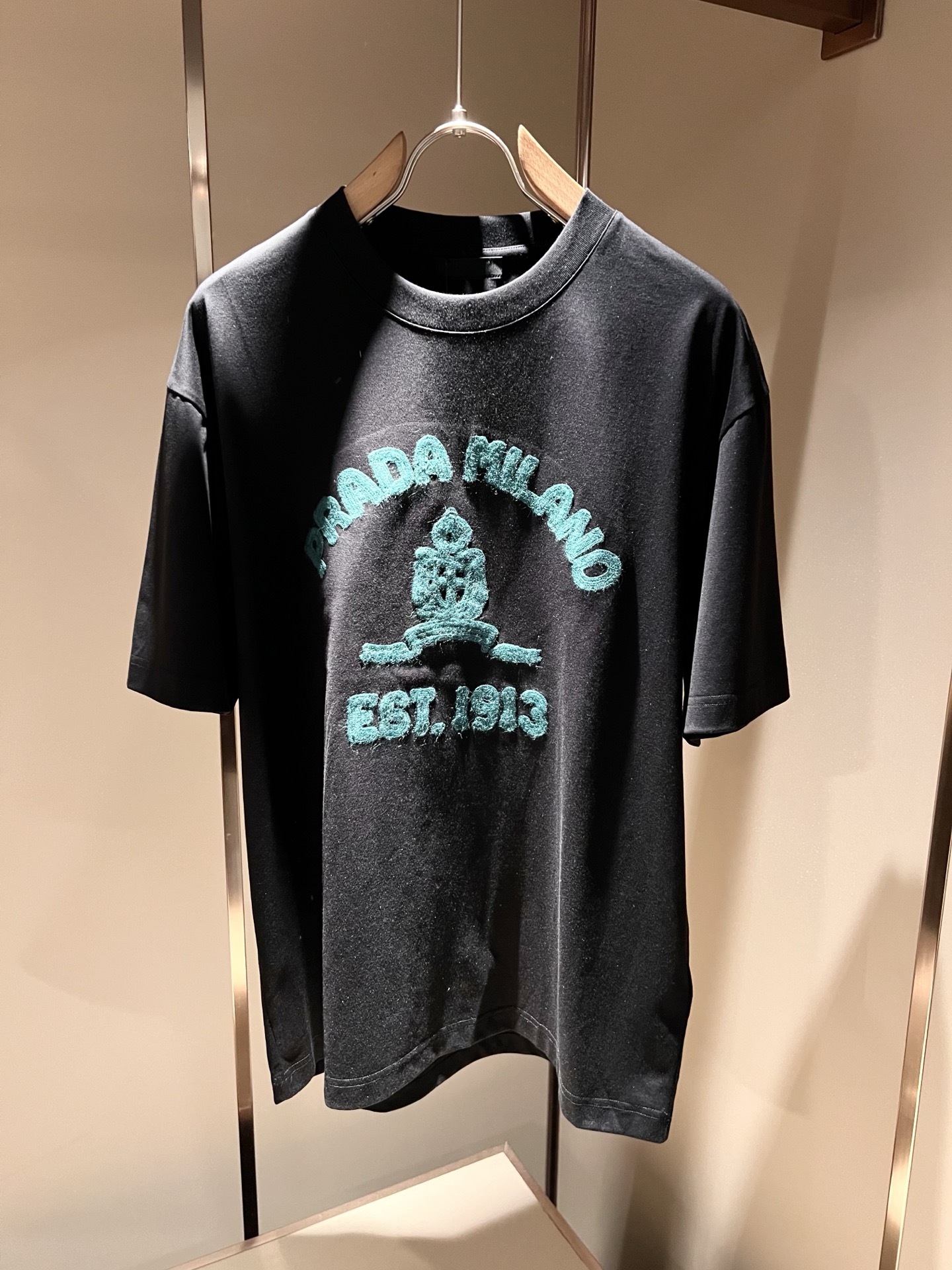 PRAD*A普*达2026春夏新款男女同款👫短袖T恤，最新款全网独家首上！！~既经典有时尚百搭，谁不爱啊