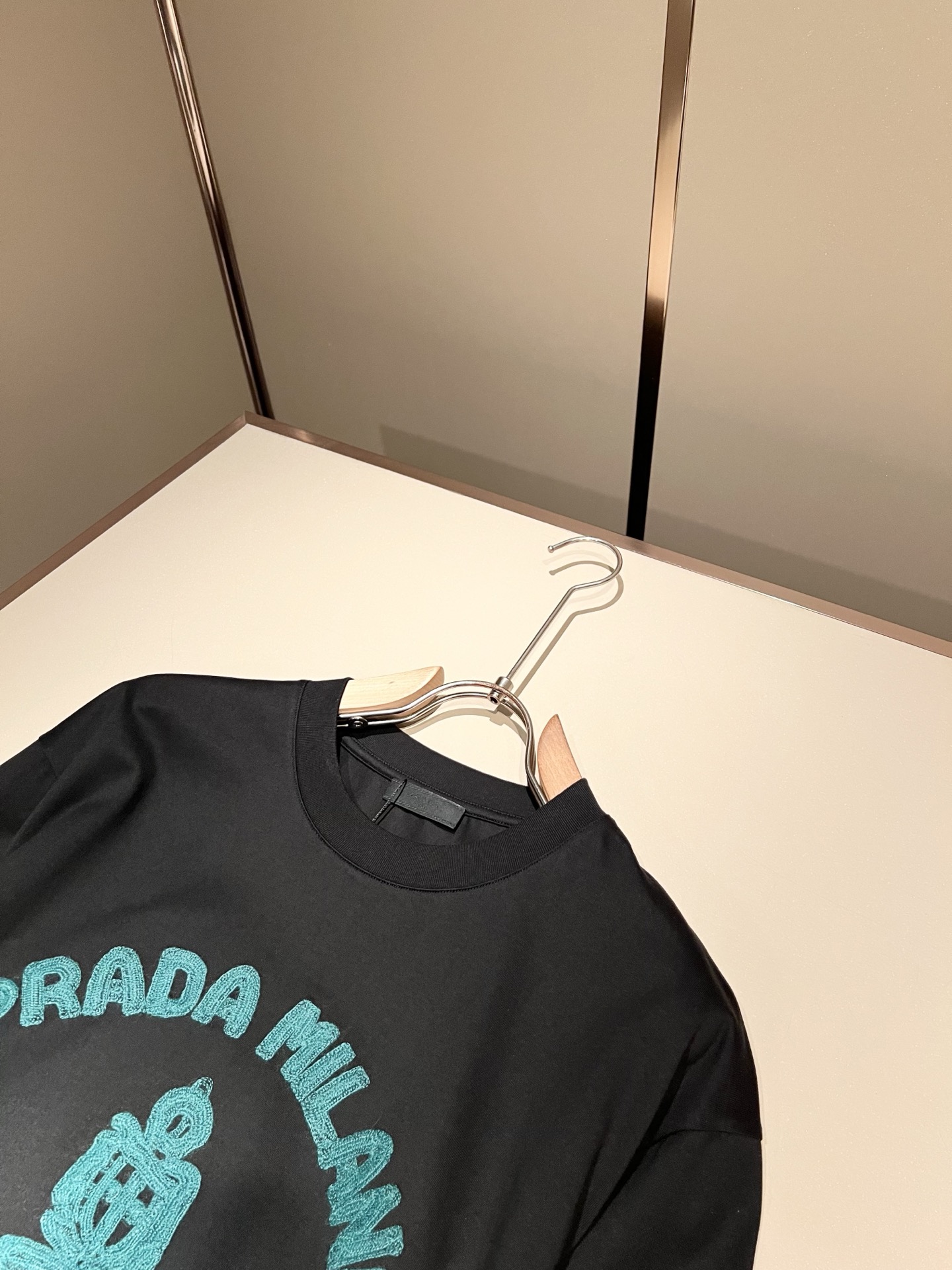 PRAD*A普*达2026春夏新款男女同款👫短袖T恤，最新款全网独家首上！！~既经典有时尚百搭，谁不爱啊