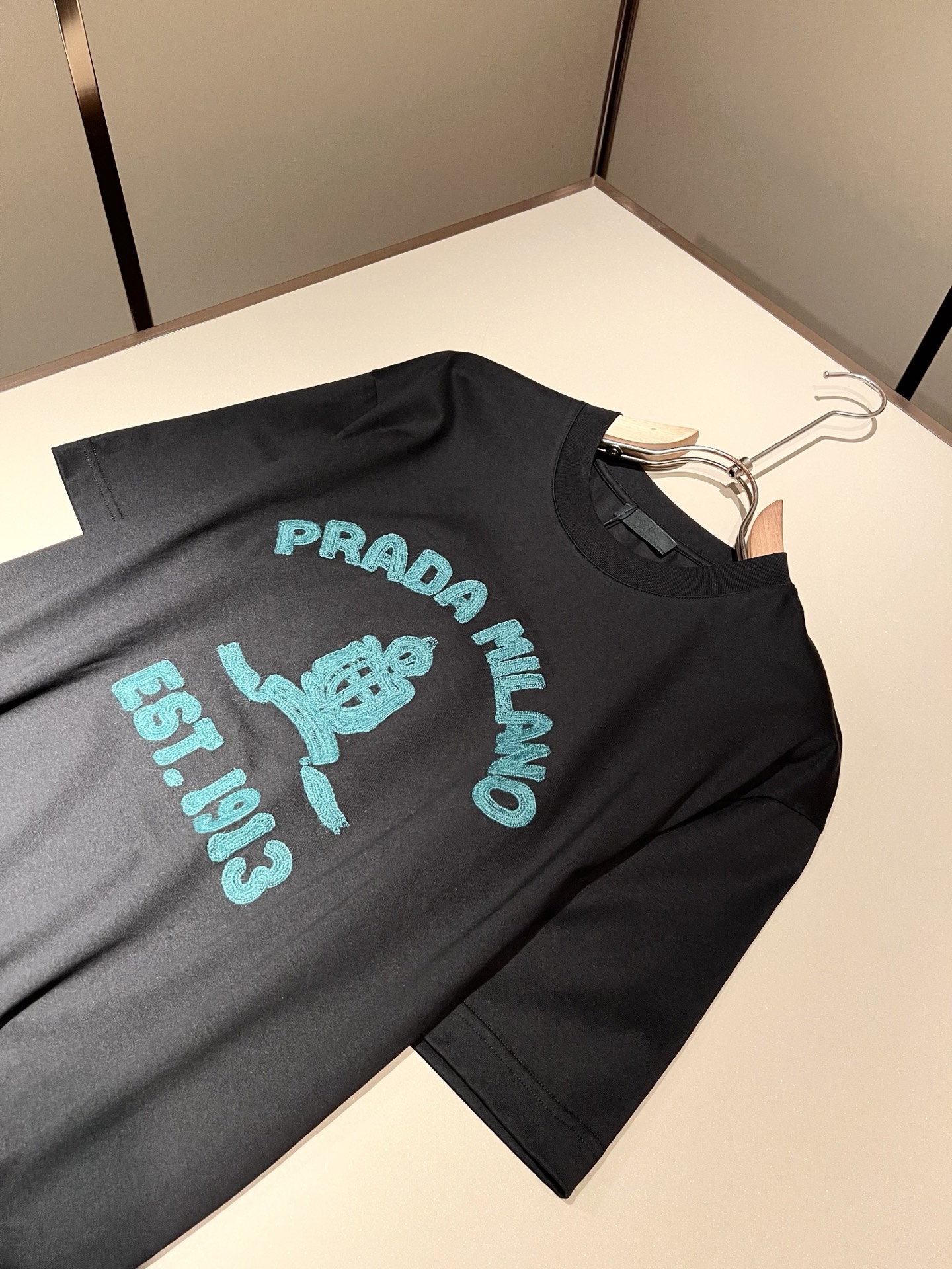 PRAD*A普*达2026春夏新款男女同款👫短袖T恤，最新款全网独家首上！！~既经典有时尚百搭，谁不爱啊
