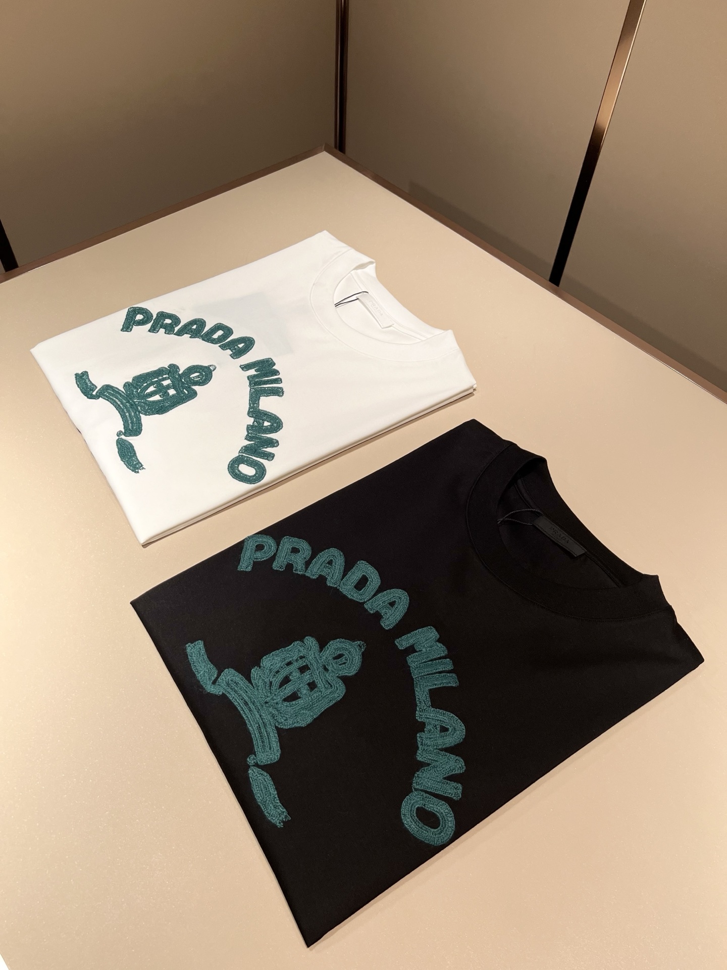 PRAD*A普*达2026春夏新款男女同款👫短袖T恤，最新款全网独家首上！！~既经典有时尚百搭，谁不爱啊