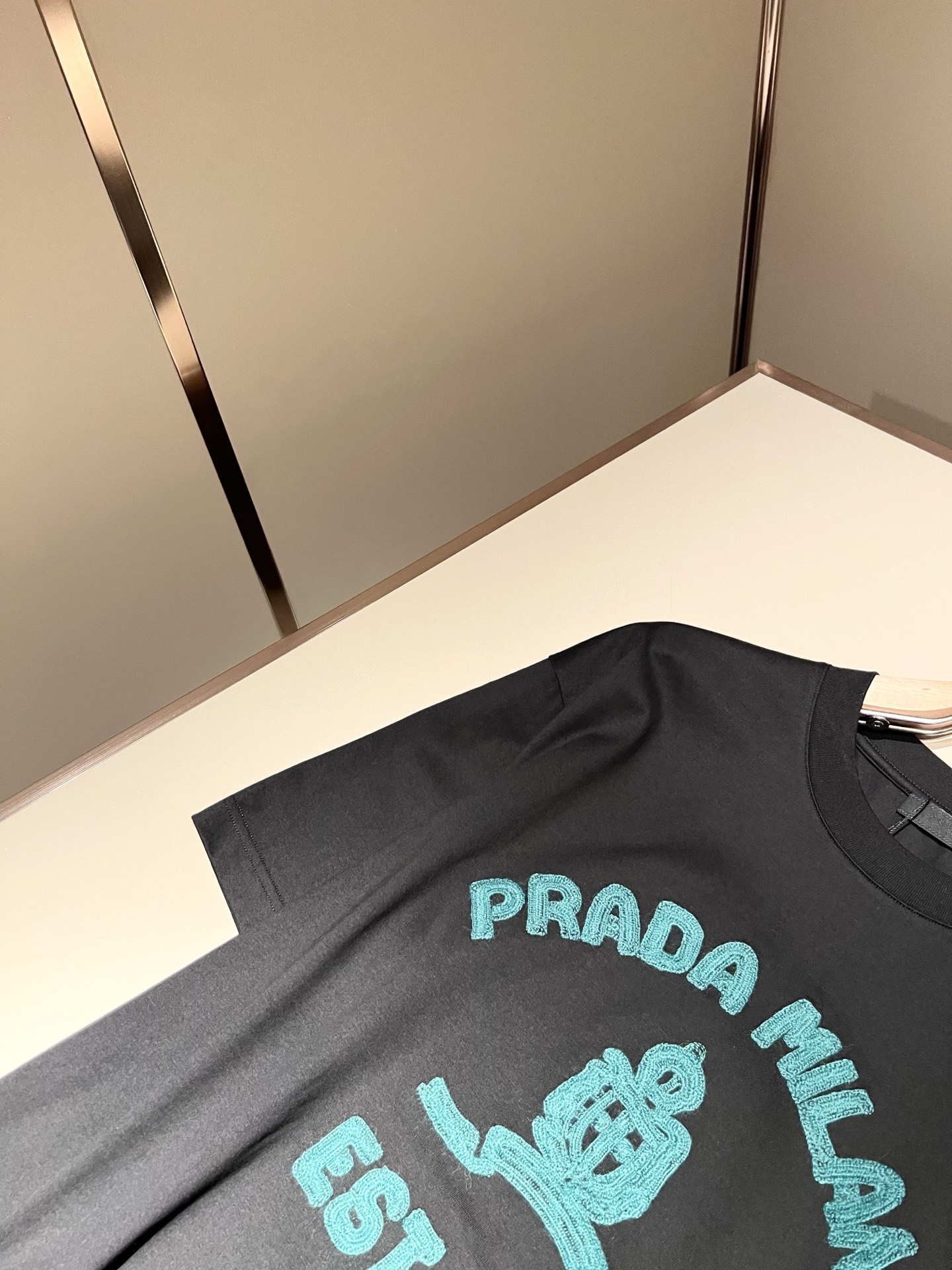 PRAD*A普*达2026春夏新款男女同款👫短袖T恤，最新款全网独家首上！！~既经典有时尚百搭，谁不爱啊