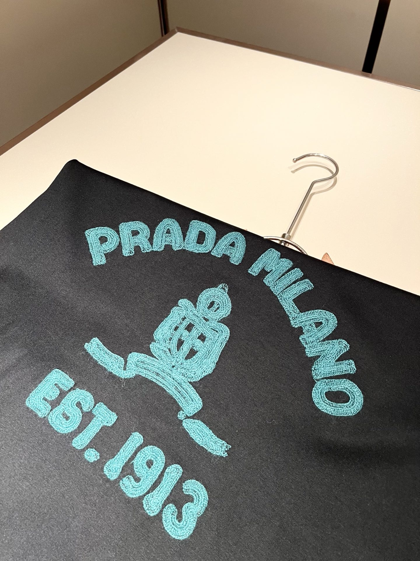 PRAD*A普*达2026春夏新款男女同款👫短袖T恤，最新款全网独家首上！！~既经典有时尚百搭，谁不爱啊