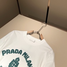 PRAD*A普*达2026春夏新款男女同款👫短袖T恤,最新款全网独家首上!!~既经典有时尚百搭,谁不爱啊 PRAD*A普*达2026春夏新款男女同款👫短袖T恤,最新款全网独家首上!!~既经典有时尚百搭,谁不爱啊