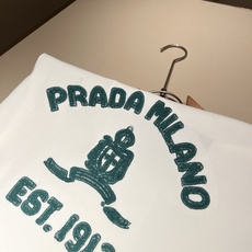 PRAD*A普*达2026春夏新款男女同款👫短袖T恤,最新款全网独家首上!!~既经典有时尚百搭,谁不爱啊 PRAD*A普*达2026春夏新款男女同款👫短袖T恤,最新款全网独家首上!!~既经典有时尚百搭,谁不爱啊