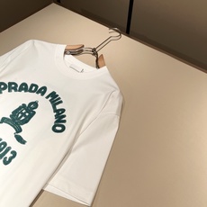 PRAD*A普*达2026春夏新款男女同款👫短袖T恤,最新款全网独家首上!!~既经典有时尚百搭,谁不爱啊 PRAD*A普*达2026春夏新款男女同款👫短袖T恤,最新款全网独家首上!!~既经典有时尚百搭,谁不爱啊