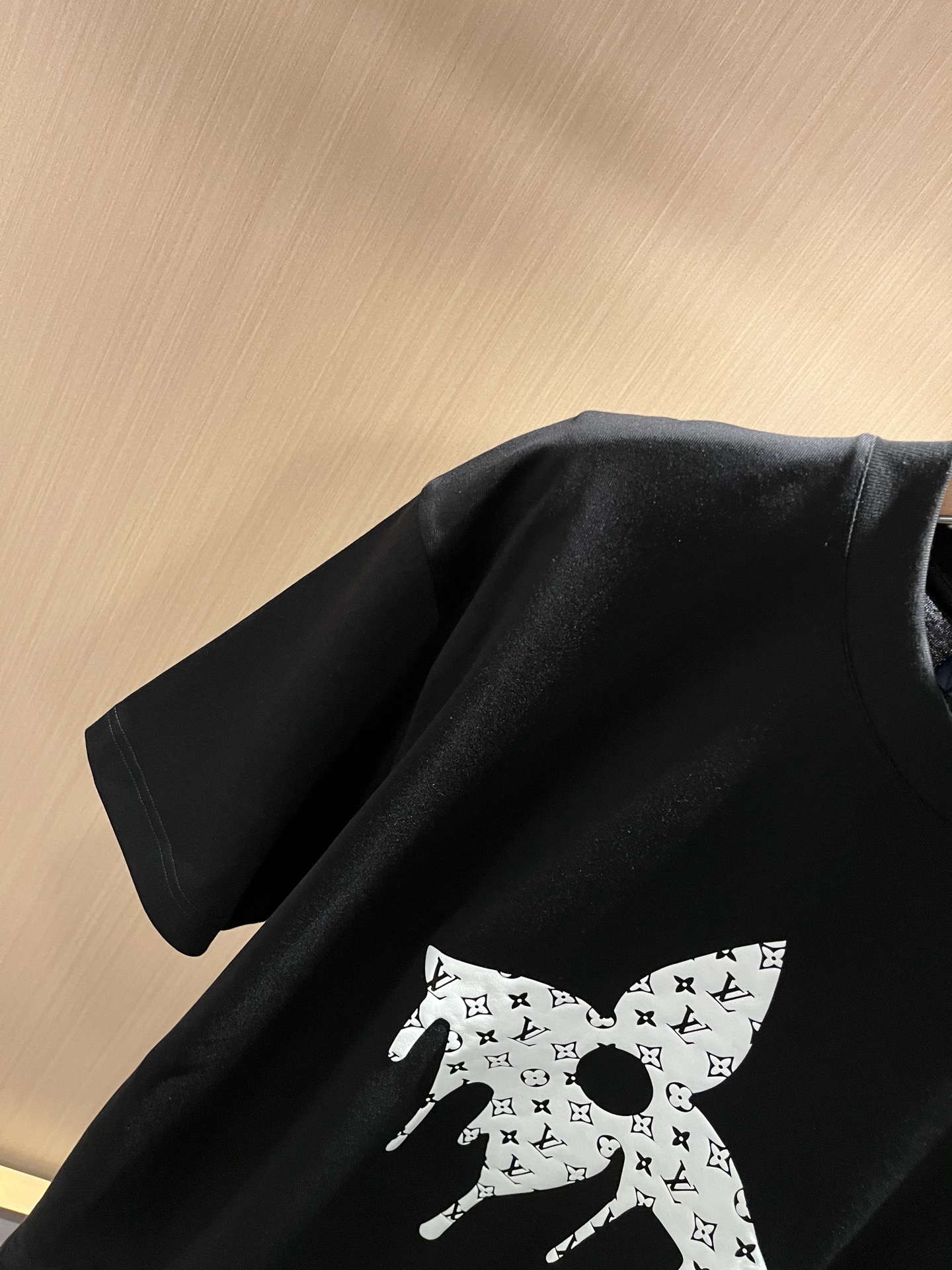 LouisVuitt*路易*登 2026春夏全新系列单品上线，非常时髦前卫的一款男女同款短袖T恤，标识l