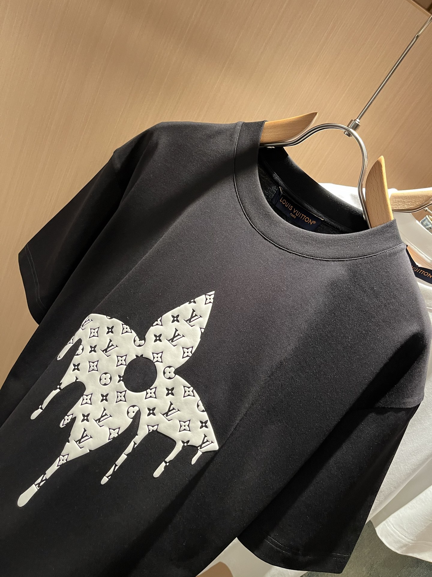 LouisVuitt*路易*登 2026春夏全新系列单品上线，非常时髦前卫的一款男女同款短袖T恤，标识l